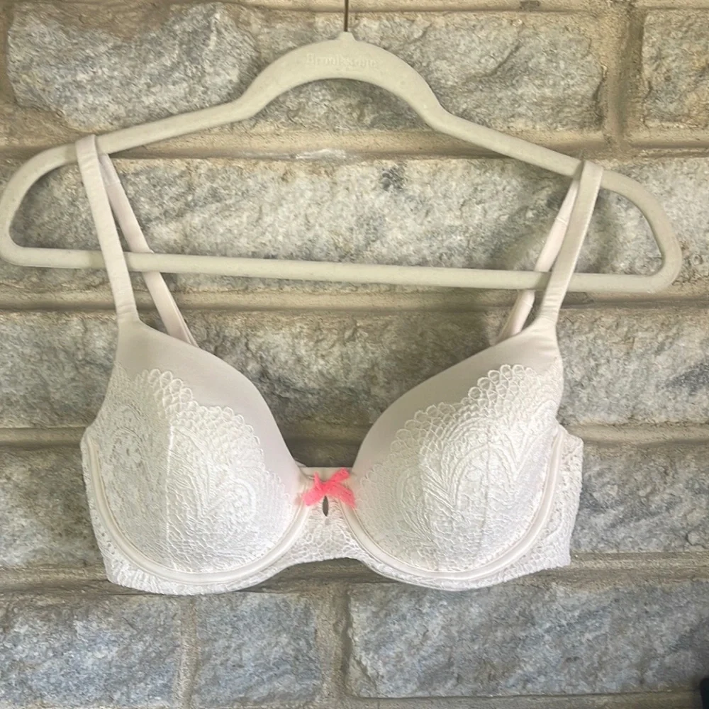 Body By Victoria Lined Demi Crochet Lace Bra Size 34DD‎